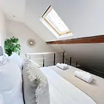 Stylish & Chic Duplex Near Eiffel Tower