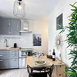 Apartament Stylish & Chic Duplex Near Eiffel Tower Paryż