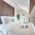 Stylish & Chic Duplex Near Eiffel Tower Апартаменты Париж